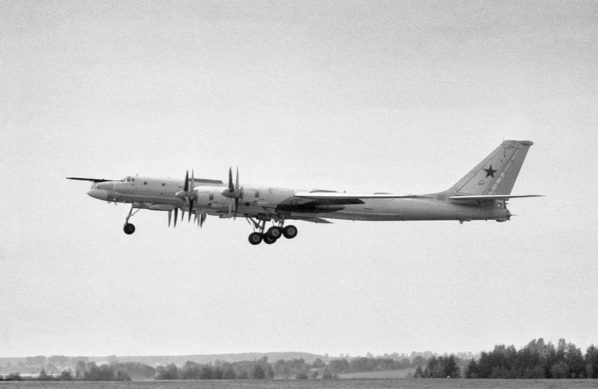 Межконтинентальный ракетоносец Ту-95МС из 1006-го ТБАП совершает посадку на одном из аэродромов Дальней Авиации – Мачулищи, расположенном недалеко от Узина в Белоруссии. Фото сделано в 1989 г.