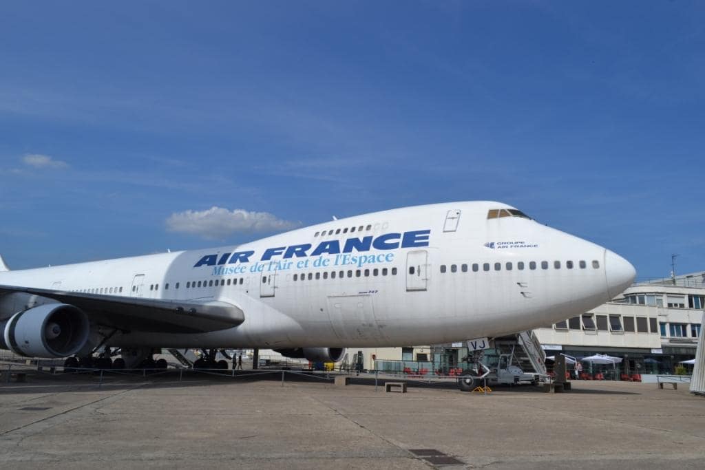 Самый большой самолет в экспозиции Музея – пассажирский Боинг 747. Этот гигант когда-то летал на линиях «Эр Франс» на другие континенты, а теперь в нем ресторан, где уставший от впечатлений посетитель может подкрепиться