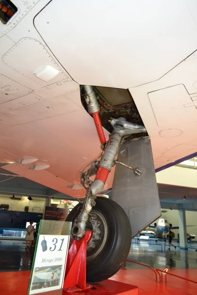 Левая основная стойка шасси самолета «Мираж» 2000.01 и ее ниша, а также малая створка, закрывающая ее. Большая створка на нижней поверхности крыла открывается только в процессе уборки или выпуска стойки