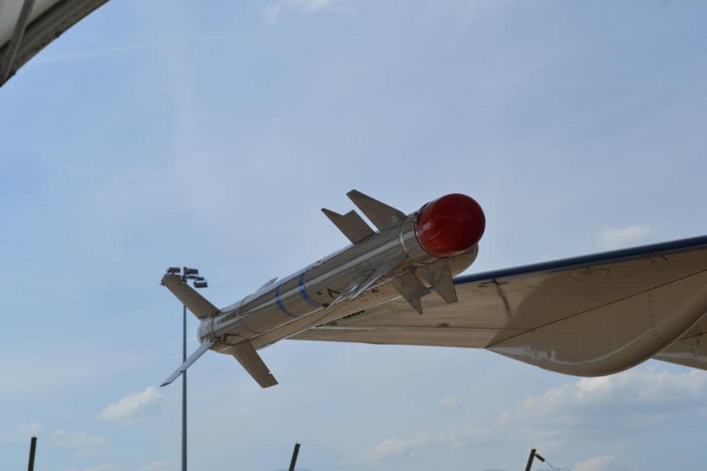 Ракета воздух-воздух Матра R.550 «Мажик» II малой дальности стрельбы на конце крыла истребителя «Рафаль». Это не новое оружие, но одновременно с самолетом проектировалось целое поколение ракет и управляемых бомб – специально для него. В частности, громоздкая и тяжелая ракета воздух-воздух средней дальности Матра 530F «Супер» заменена гораздо более компактной MBDA MICA, которая поставляется с тепловой и радиолокационной системами наведения. А для поражения удаленных и защищенных наземных целей уже поставляются крылатые ракеты воздух-поверхность «Апач» и «Сторм Шэдоу» – изделия того же концерна MBDA. Специальные модификации самолета могут применять противокорабельные ракеты АМ.39 «Экзосет» и ядерные оперативно-тактические ASMP. Как обычно, в арсенал самолета входят свободнопадающие и самонаводящиеся бомбы.
