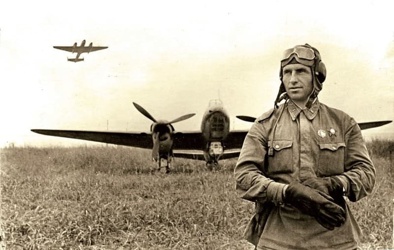Летчик, И. К. Бронин, самолет Пе-2, бомбардировщик