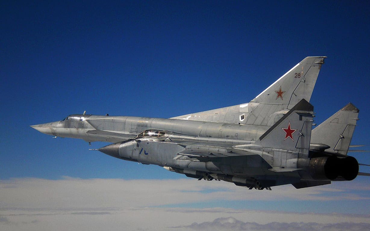 Истребитель-перехватчик МиГ-31 и сверхзвуковой дальний ракетоносец Ту-22М3