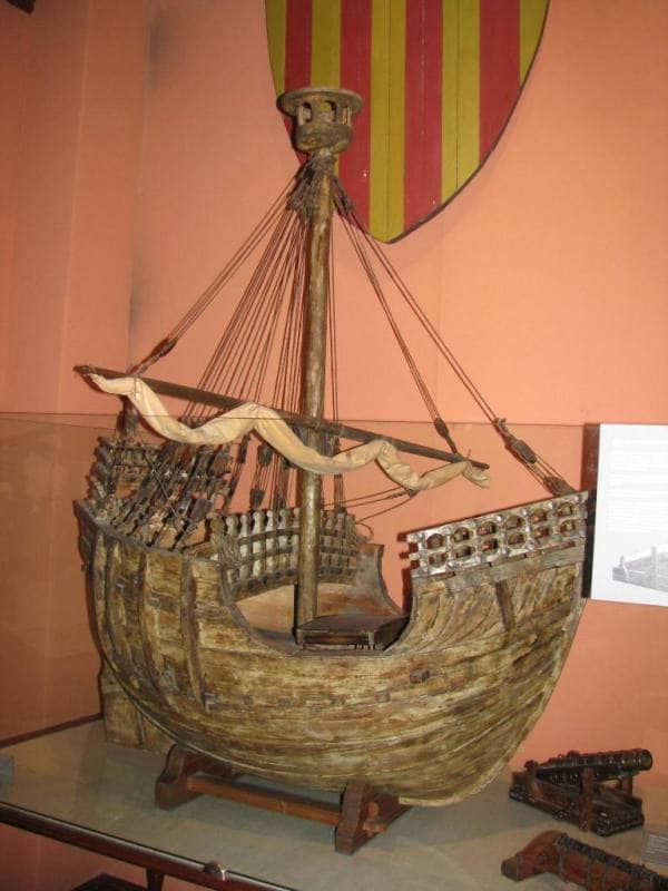 Старинная модель испанского военного корабля времен средневековья