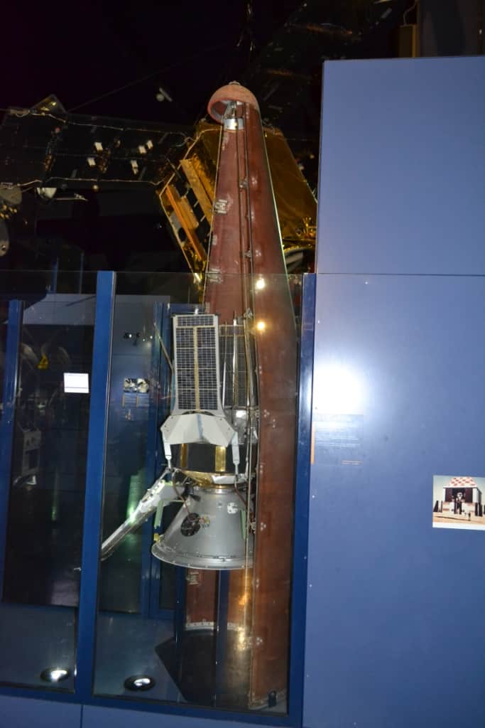 Французский искусственный спутник Земли «Диадема» D 1. Два таких ИСЗ были выведены в космос ракетами-носителями «Диамант А» с космодрома Хаммагир 8 и 15 февраля 1967 г.Этот аппарат, созданный компаниями Matra и CNES, весил 22 кг, имел габаритный диаметр 500 мм со сложенными солнечными батареями и предназначался для решения задач геодезии