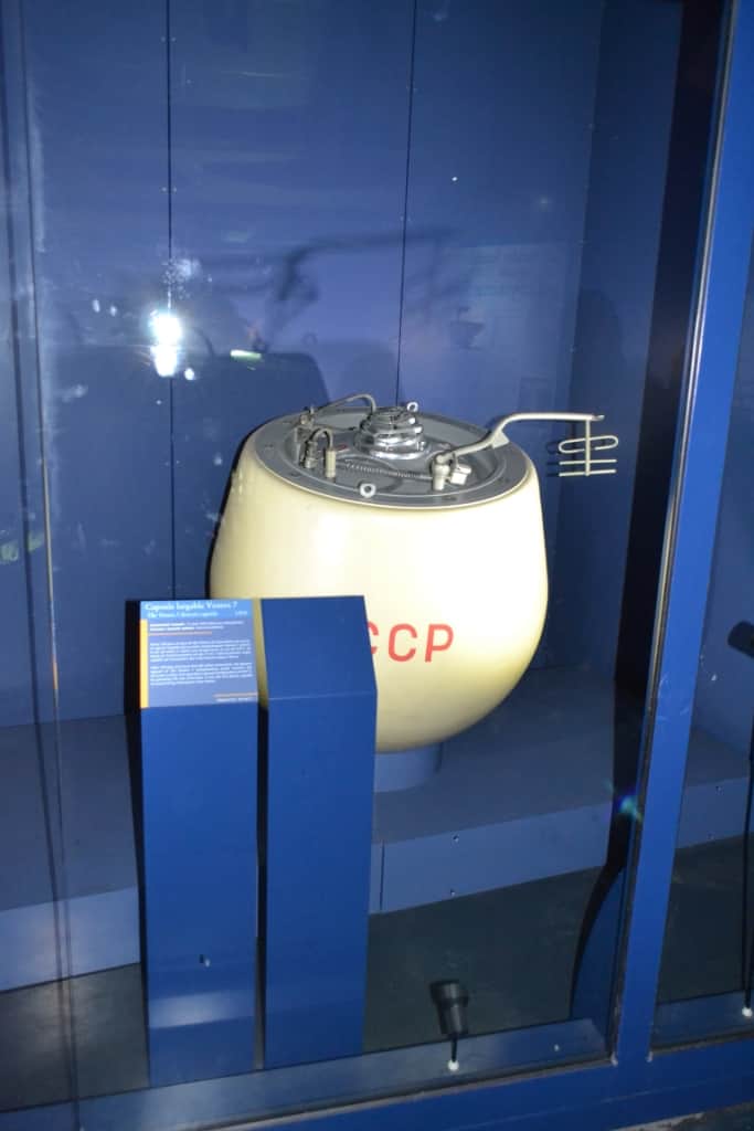 Макет еще одного «космического изделия Лавочкина» – спускаемого аппарата АМС «Венера-7». Именно такой аппарат первым смог выполнить мягкую помадку на поверхность Венеры, передав точные данные о давлении и температуре там