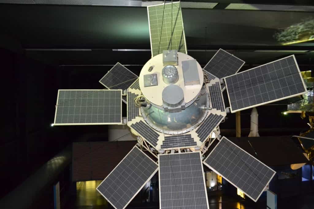 Макет ИСЗ «Интеркосмос-1». Он был запущен 14 октября 1969 г. ракетой-носителем, созданной под руководством М.К. Янгеля в КБ «Южное» в городе Днепропетровске.Этот спутник, как и вся первая серия «Интеркосмосов», был предназначен для изучения радиоизлучения Солнца в коротковолновом диапазоне. Для выполнения этой задачи его пришлось оснастить аппаратурой ориентации, которая выдерживала постоянную направленность датчиков на объект исследования с точностью не хуже двух градусов, а кроме того могла поворачивать ИСЗ для сканирования всего диска нашего светила и возвращать в положение постоянной ориентации