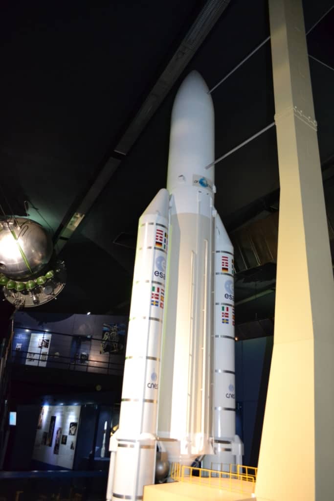 Масштабная модель тяжелой ракеты-носителя «Ариан-5» в Зале космоса