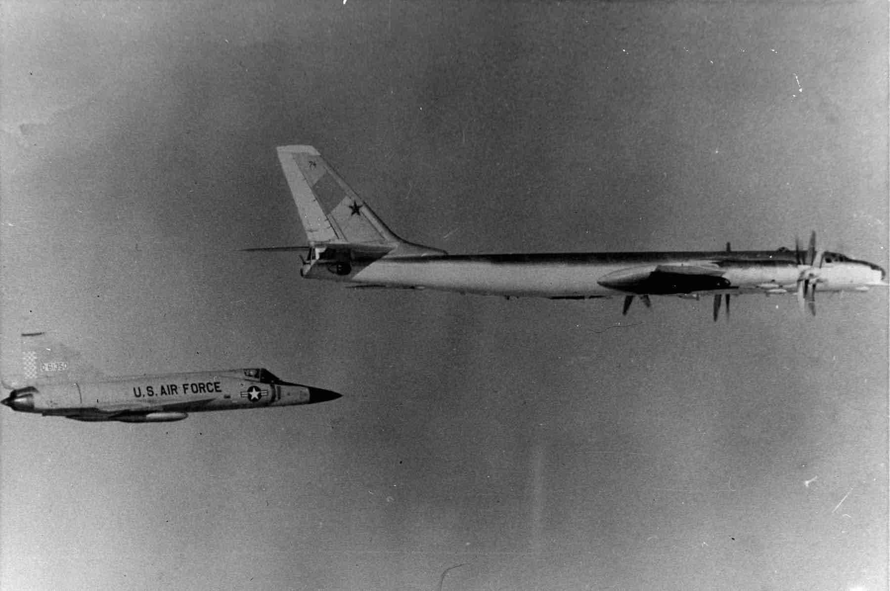 самолет ту-95, сопровождение перехватчика, перехватчик F‑102A