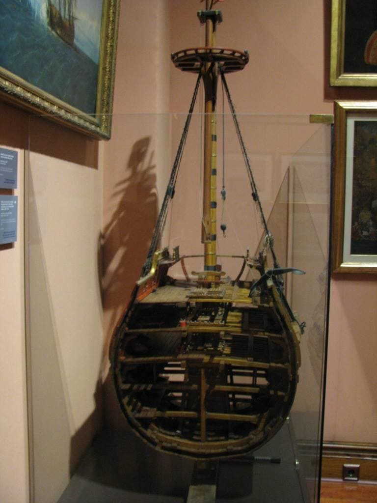 Секция корпуса двухдечного линейного корабля с установленной бизань-мачтой – вид в корму