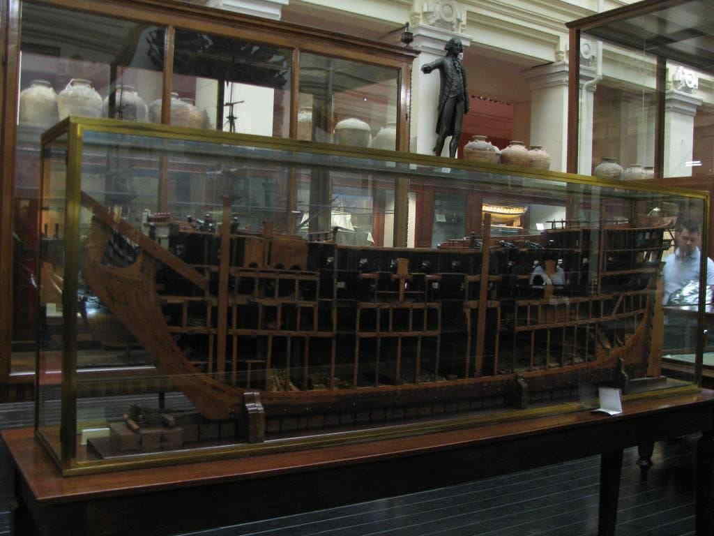 Модель корпуса трехпалубного линейного корабля в разрезе