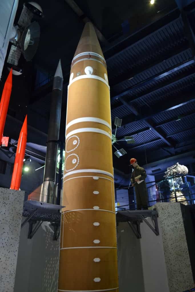 Ракеты S3 были развернуты на базе Ап-Сан-Кристоль на плато Альбион в департаменте Воклюз – ныне это регион Прованс – Альпы – Лазурный Берег. Их боевое дежурство началось в 1982 г. Для этого были использованы те же 18 шахтных пусковых установок, в которых ранее находились БРСД I поколения S2.
Загрузка ракеты в шахтную пусковую установку производится так