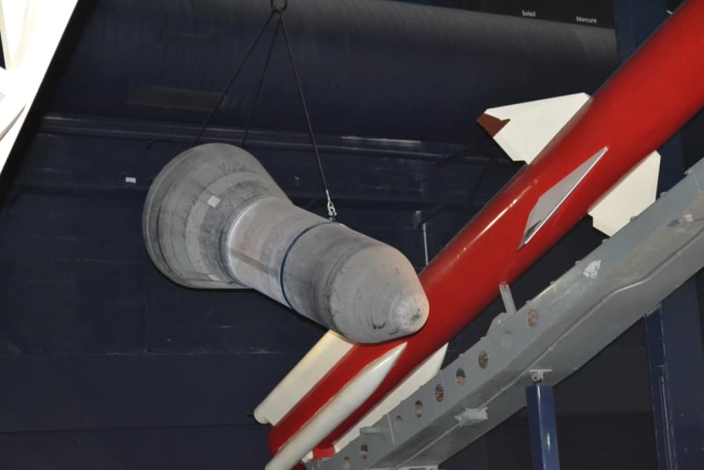 Так что теперь ракеты S3 остались только в музее и такая картина, как эта падающая из черной мглы ночи мегатонная термоядерная боеголовка TN 61 – лишь страшный сон, не более.
Но у Франции все же осталось стратегическое ядерное оружие и оно развернуто на подводных лодках