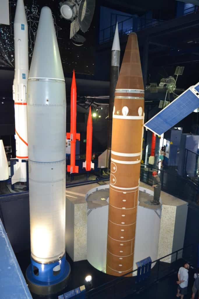 Прощальный взгляд на ракету М20. Сейчас не только такие ракеты, но и их носители, субмарины типа «Редутабль» (напомним, что последнюю лодку серии «Л’Инфлексибль» иногда выделяют в отдельный тип) сняты с вооружения. Их заменили четыре новых ПЛАРБ типа «Триумфан» с шестнадцатью баллистическими ракетами М45 или М51, а также восемью крылатыми противокорабельными ракетами малой дальности SM39 «Экзосет». Сегодня «Триумфаны» – единственный компонент французских ядерных сил, обладающий полноценными стратегическими возможностями