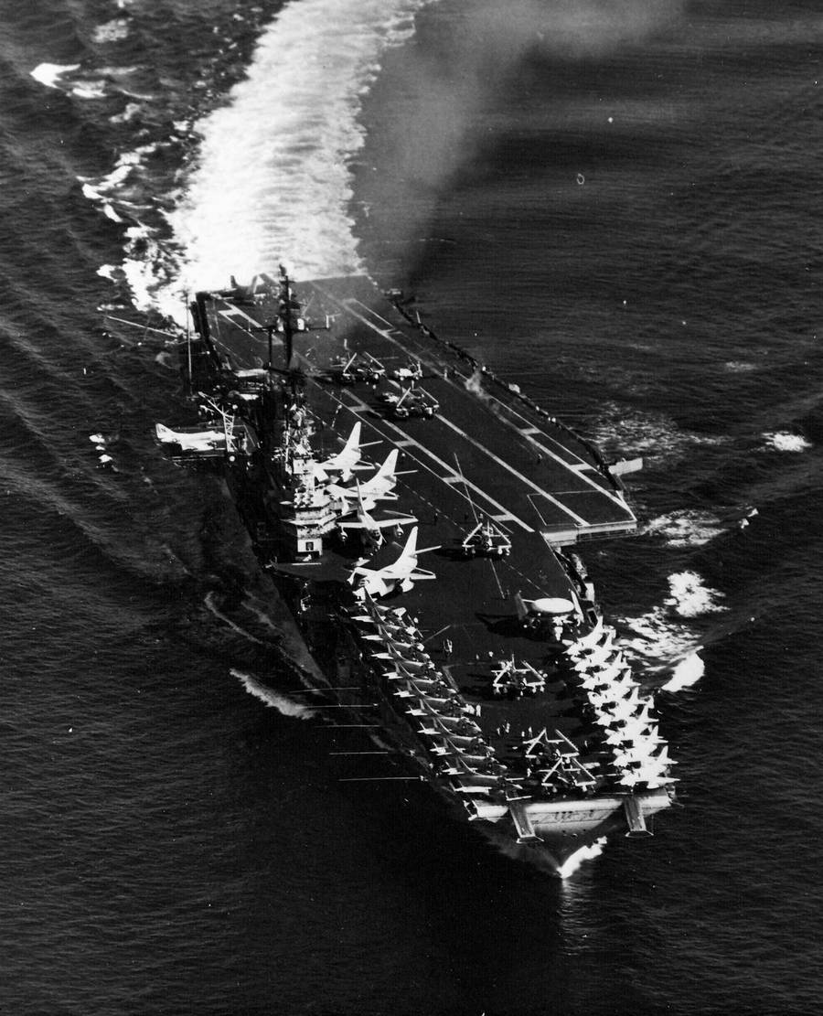 Американский ударный авианосец «Мидуэй» (CVА-41) у берегов Вьетнама – 1965 г.