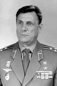 Летчик-испытатель ГК НИИ ВВС полковник Иван Корнеевич Ведерников, который поднимал в первый полет опытный самолет Ту-95РЦ