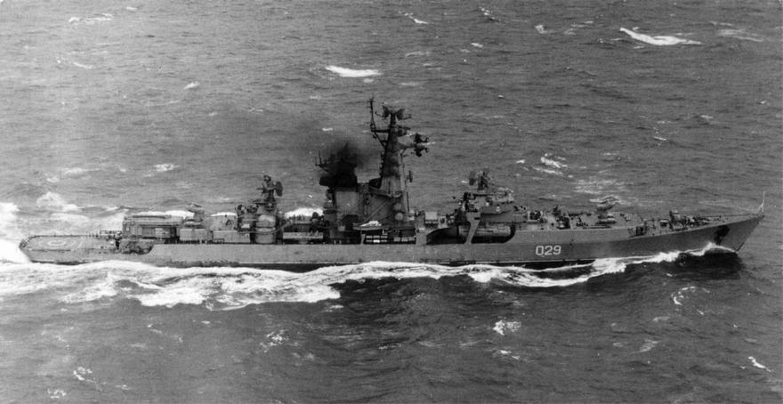 Крейсер «Владивосток» проект 1134 с двумя спаренными неперезаряжаемыми пусковыми установками для крылатых ракет 4К44 комплекса П-35. Такие корабли были гораздо меньше и дешевле авианосцев, но представляли для них серьезную угрозу благодаря своему дальнобойному вооружению