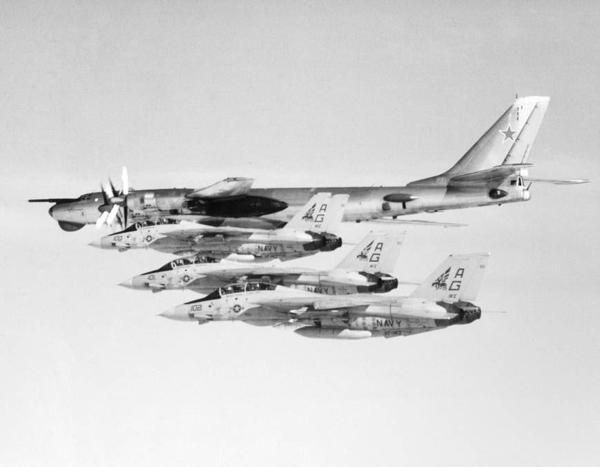 «Групповой портрет»: советский Ту-95РЦ в полете над нейтральными водами в сопровождении группы перехватчиков F-14A палубной истребительной эскадрильи VF-143 авиации ВМС США.  