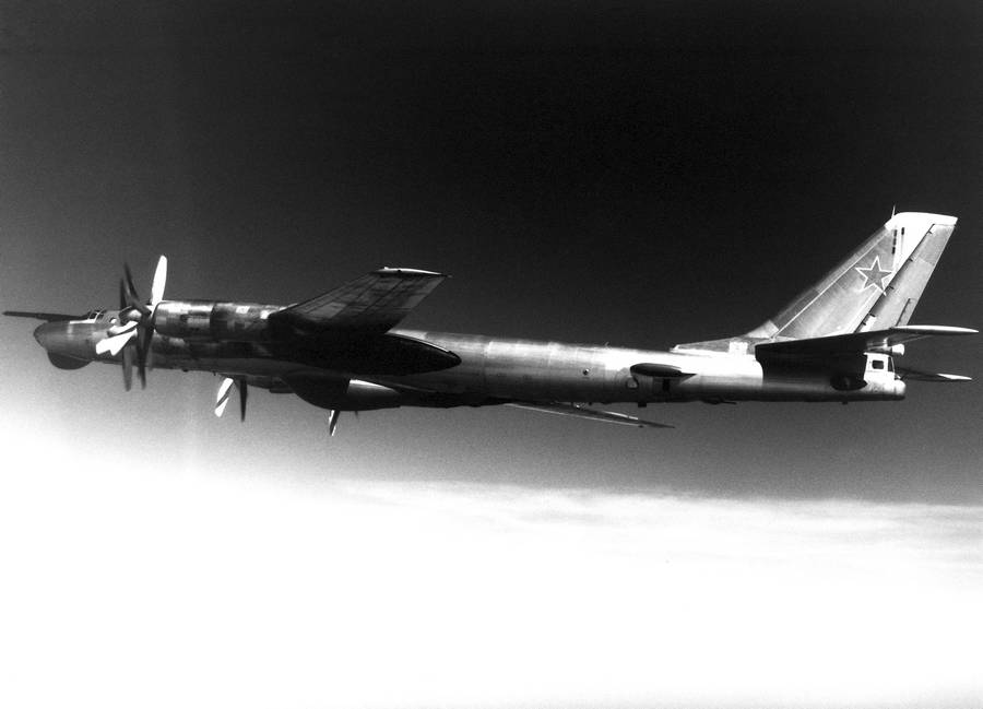 Самолет Ту-95РЦ в дальнем полете над океаном