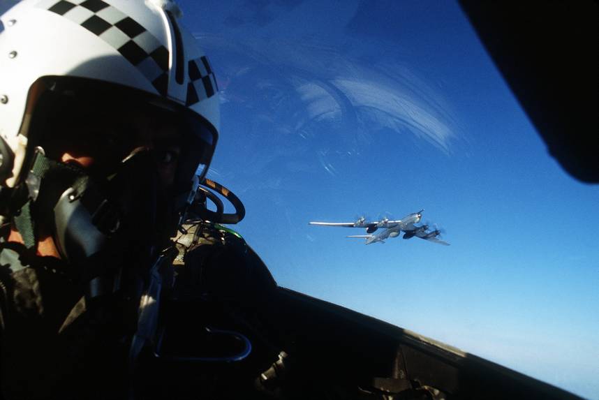 «Сэлфи» на фоне советского Ту-95РЦ, которое сделал на пленочный фотоаппарат штурман-оператор истребителя F-4 «Фантом» ВВС США над нейтральными водами – 28 сентября 1980 г.