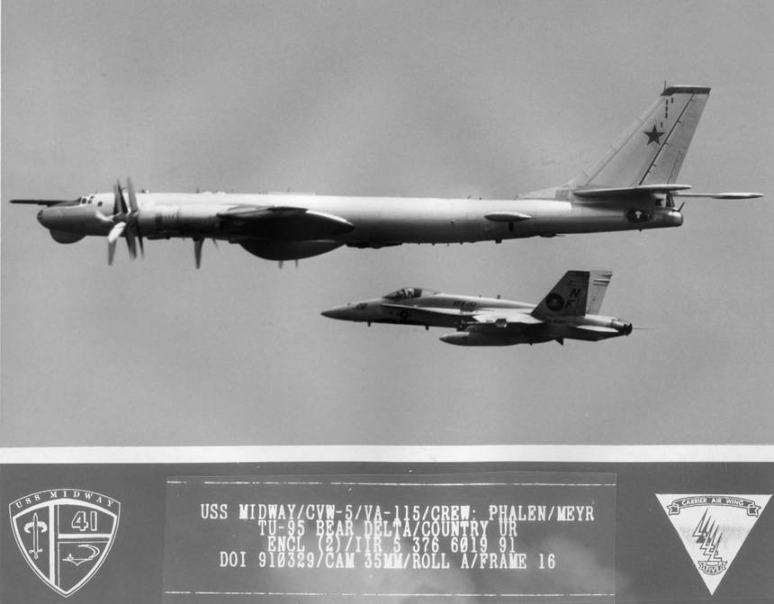 Так выглядит официальная карточка, удостоверяющая перехват советского самолета. На ней текст:USS MIDWAY (корабль ВМС США «Мидуэй») / CVW-5 (номер палубного авиакрыла) / VA-115 (номер штурмовой эскадрильи палубной авиации ВМС США) / CREW: PHALEN / MEYER (фамилии летчиков, выполнивших перехват) TU-95 BEAR DELTA (обозначение Ту-95РЦ по коду НАТО) / COUNTRY UR (страна – бывший СССР, американцы считали, что СССР уже нет еще в середине 1991 г., когда эта карточка была оформлена)