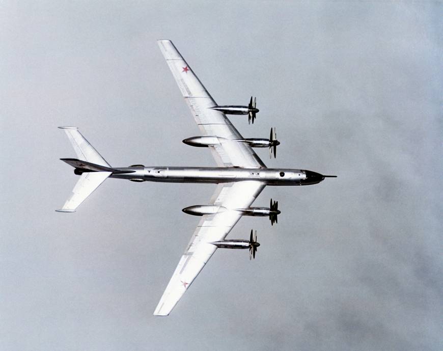 Самолет-разведчик Ту-95РЦ в полете над океаном – снято с американского военного самолета 15 мая 1974 г.