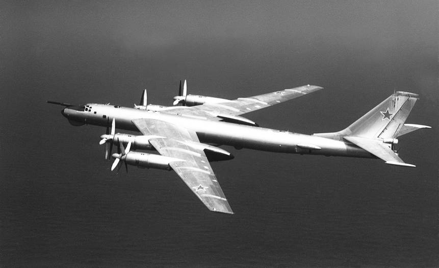 Самолет Ту-95РЦ на боевой службе