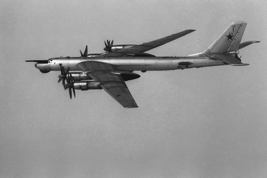 Еще один кадр Ту-95РЦ над нейтральными водами