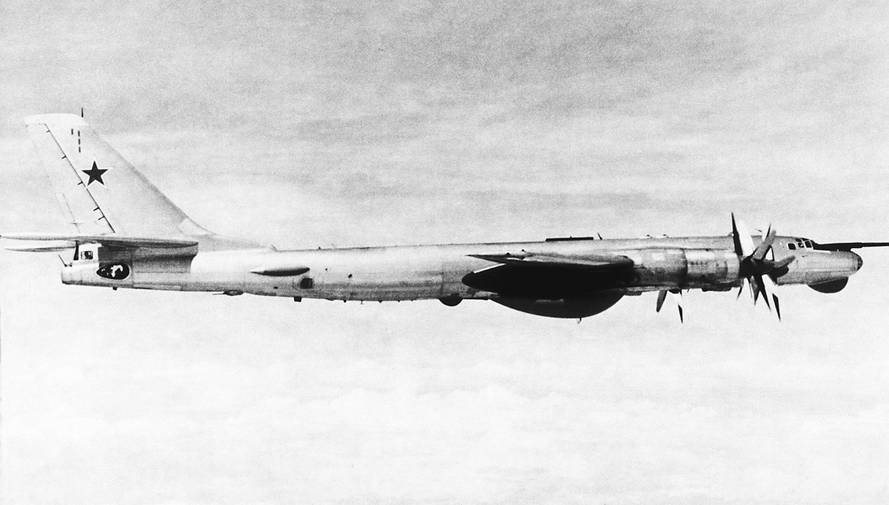 Дальний морской разведчик и целеуказатель Ту-95РЦ над океаном – 1 апреля 1983 г.