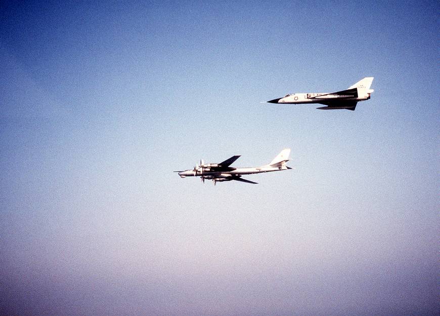 «Восточный экспресс», курсирующий у берегов Новой Шотландии с «почетным эскортом» из самолетов F-106A «Дельта Деггер» из 102-го авиакрыла истребителей-перехватчиков ВВС Национальной Гвардии штата Массачусетс – 22 сентября 1981 г.