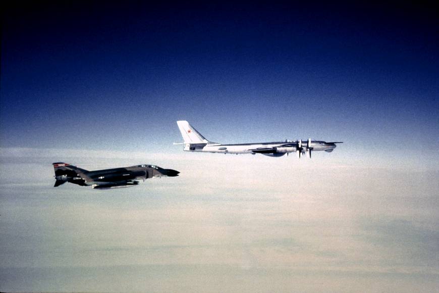 Советский Ту-95РЦ в Мексиканском заливе у берегов Техаса – это самый юг США – в сопровождении самолета F-4C «Фантом» из 149-й тактической авиагруппы ВВС Национальной Гвардии этого штата. Снято 26 августа 1981 г.