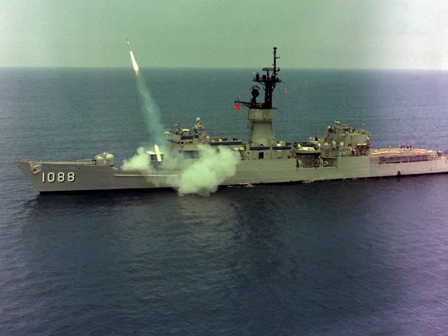 Фрегат ВМС США «Барби» (USS Barbey, FF-1088) выполняет пуск двух противокорабельных ракет RGM-84 «Гарпун» из пусковой установки противолодочного комплекса ASROC – Тихий океан, 1987 г. Первая ракета уже набирает высоту, вторая едва вышла из контейнера