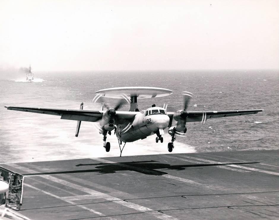 Самолет дальнего радиолокационного дозора и управления Е-2А «Хокай» эскадрильи VA-116 авиации ВМС США выполняет посадку на авианосец «Корал Си» – 1970 г.
