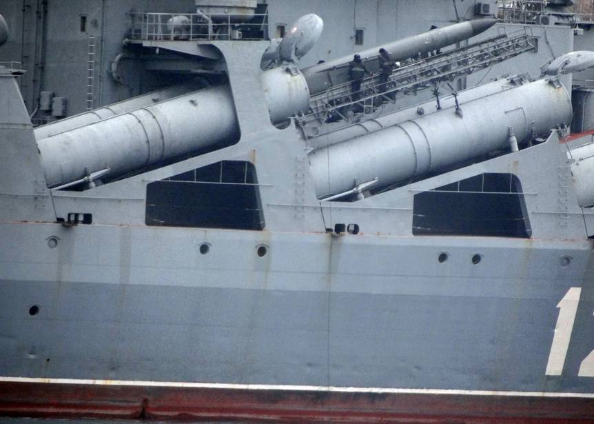 Перезарядка пусковых установок комплекса П-1000 «Вулкан» крылатыми ракетами 3М70 на модернизированном крейсере проекта 1164 «Москва» 