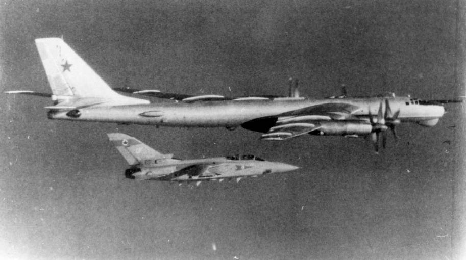 Самолет Ту-95РЦ в полете над Северной Атлантикой в сопровождении группы перехватчиков «Торнадо» F.2 ВВС Великобритании. Самолет противника вооружен ракетами средней дальности «Скайфлэш»