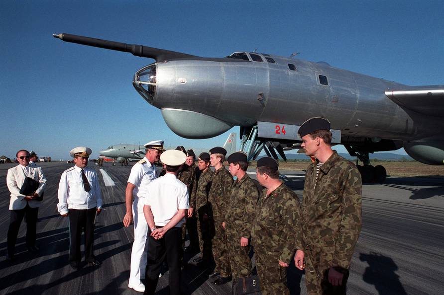 Командующий тихоокеанским флотом США адмирал Чарльз Р. Ларсон (стоит в профиль в темных очках) инспектирует советскую морскую авиацию во Владивостоке – 10 сентября 1990 год. Видно, как у мужиков из экипажа Ту-95РЦ 304-го Гвардейского авиаполка чешутся кулаки, чтобы проучить этого «гастролера», а ведь теперь нельзя!