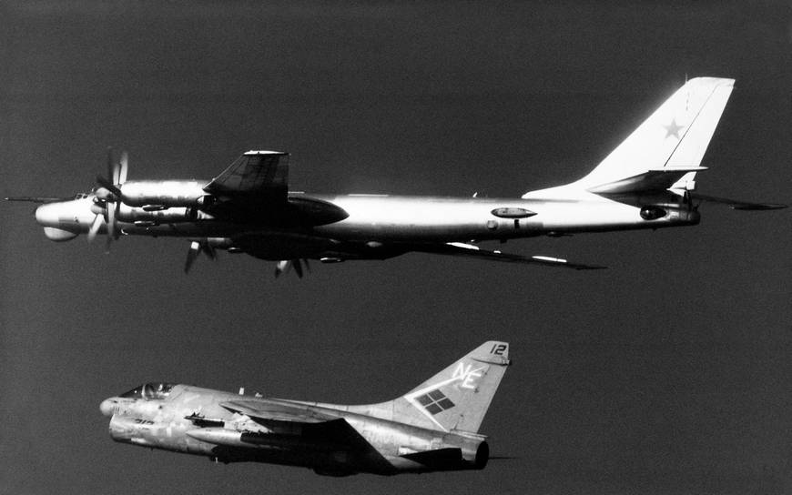 Советский Ту-95РЦ в сопровождении американского палубного штурмовика A-7E «Корсар» II – самолет противника несет ракеты воздух-воздух малой дальности стрельбы AIM-9 «Сайдуиндер» с тепловым самонаведением