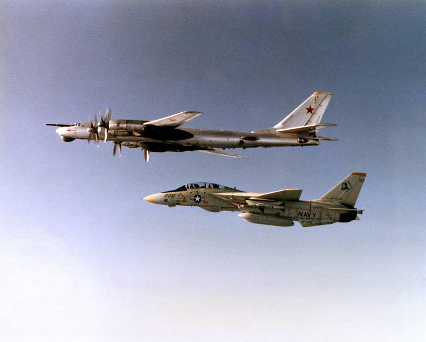 Самолет Ту-95РЦ выполняет облет авианосной ударной группы НАТО № 1-83 во время учений Readex – 19 марта 1983 г. Рядом истребитель F-14, взлетевший с атомного авианосца «Дуайт Эйзенхауэр» (USS DWIGHT D. EISENHOWER, CVN-69)