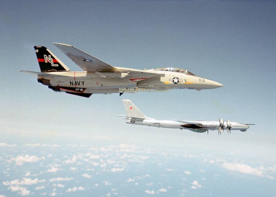 Американский палубный перехватчик Грумман F-14А «Томкет», оснащенный радиолокационным комплексом AN/AWG-9, который обеспечивал обстрел шести целей одновременно ракетами AIM-54A «Феникс» с дистанции свыше 150 км. Такие самолеты представляли для наших Ту-95РЦ серьезную угрозу