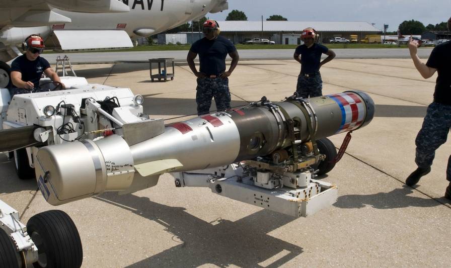Самонаводящееся противолодочное авиационное оружие ракето-торпеда АПР-3 и бомба С3В «Загон-1» (слева в углу)