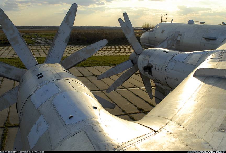 Двигатели НК-12МВ самолета Ту-142МК одни из самых экономичных в мире. Их крейсерский удельный расход топлива 0,159 кг/э.л.с.*ч, а часовой – 1035 кг/ч