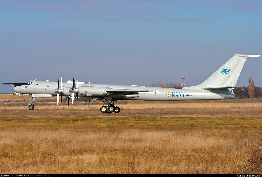 Противолодочный самолет Ту-142МК-Э ВМС Индии завершает полет по программе приемо-сдаточных испытаний после ремонта на базе ТАНТК им. Бериева в Таганроге