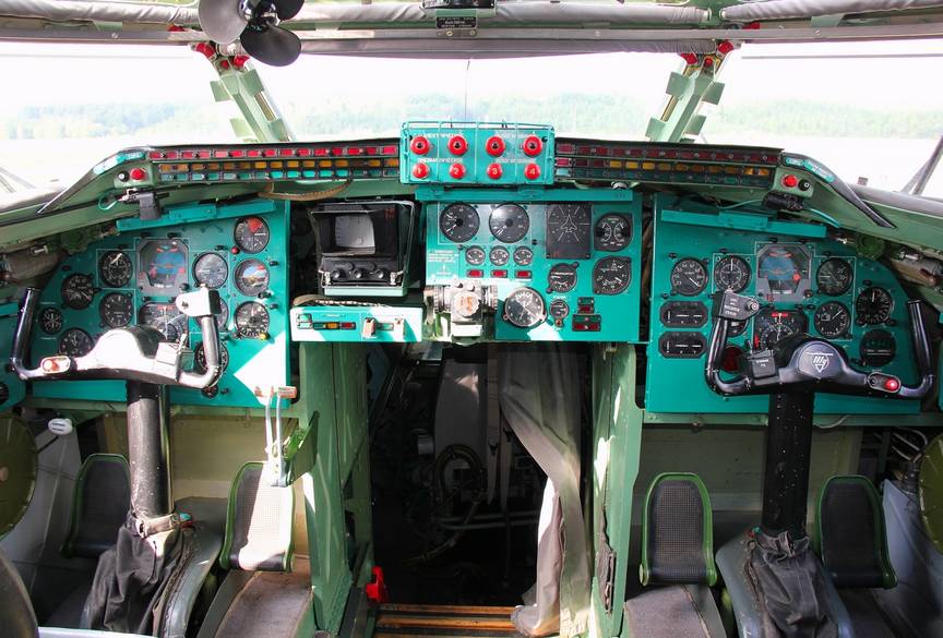 Расположение и состав пилотажно-навигационных приборов на рабочих местах летчиков Ту-142МК-Э подобен этому Ту-142МР – специальной модификации для ретрансляции связи с подводными лодками 