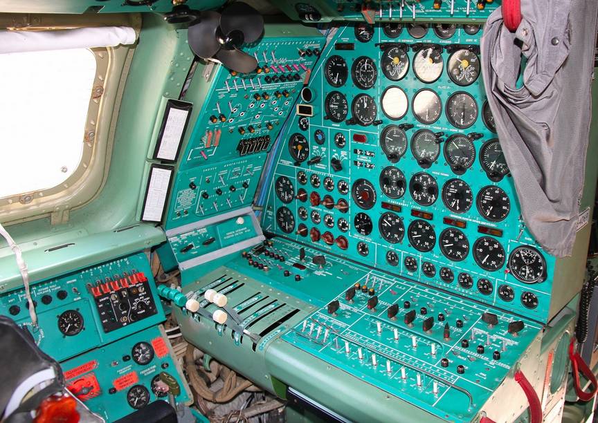 Состав и расположение приборов на рабочем месте бортинженера на индийских Ту-142МК-Э такой же, как на этом Ту-142МР
