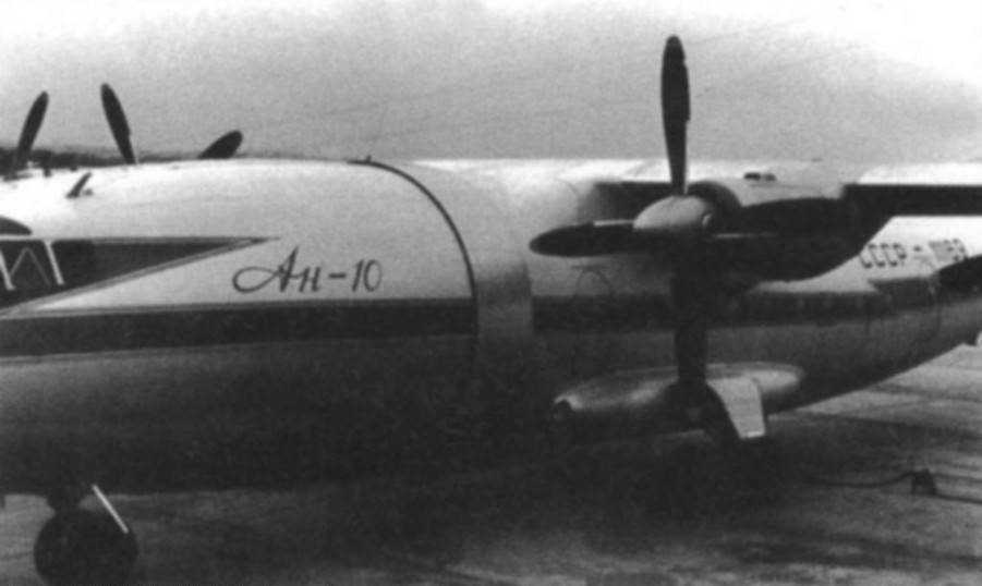 Самолет Ан-10 борт СССР-11169 (сер. № 941501) с «поясом Хрущева» – внешними звукоизолирующими панелями по бортам фюзеляжа в зоне вращения воздушных винтов