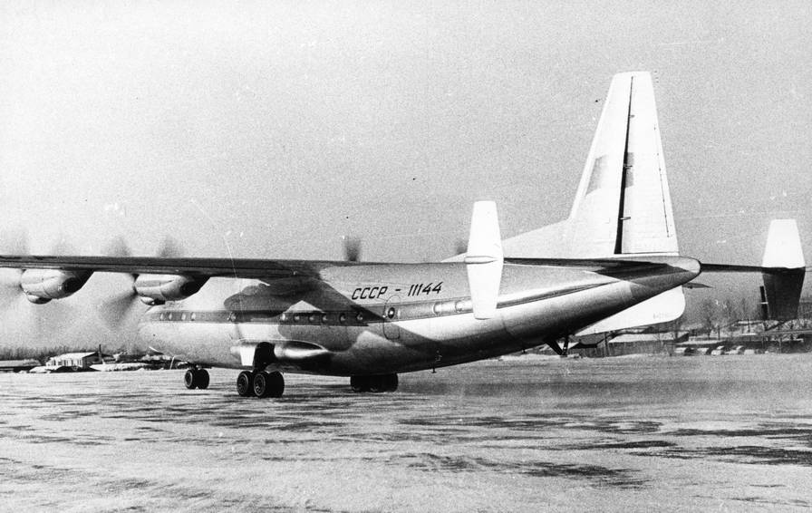 Пассажирский самолет Ан-10 был сделан высокопланом с фюзеляжем большого диаметра для того, чтобы максимально унифицировать его конструкцию с транспортным Ан-12