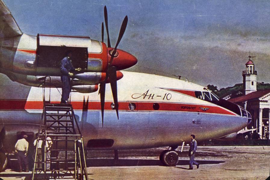 Техник обслуживает двигатель АИ-20 на самолете Ан-10 – картинка из старого советского журнала