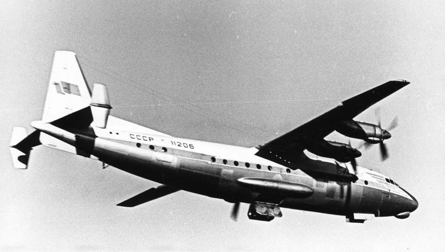 Авиалайнер Ан-10А с увеличенной пассажировместимостью – он мог перевозить 100 человек против 85 у «чистого» Ан-10 