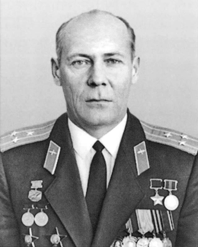 Летчик-испытатель И.Е. Давыдов, участвовавший в заводских испытаниях самолета Ан-10