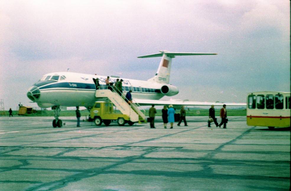 Самолет Ту-134 с двумя двухконтурными турбореактивными двигателями Д-30 с пониженной шумностью в хвостовой части фюзеляжа