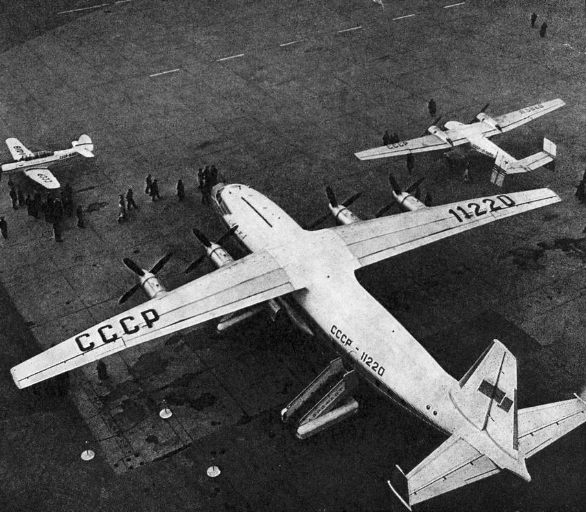 На выставке рядом с Ан-10 спортивный Як-18 и многоцелевой самолет короткого взлета и посадки Ан-14 «Пчелка». Фото из старого советского журнала